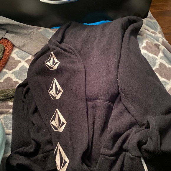 Tops and hoodies barley worn - Picture 3 of 16